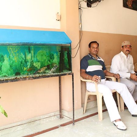 Krishnam Guest House Mathura Bagian luar foto