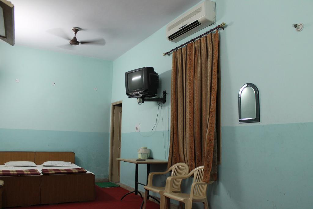 Krishnam Guest House Mathura Bagian luar foto